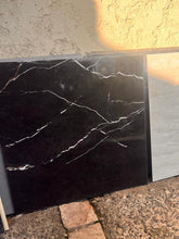Cargar imagen en el visor de la galería, PORCELANATO 60x60 BRILLO CARRARA NEGRO $10.990 m2
