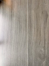 Cargar imagen en el visor de la galería, PORCELANATO GREY WOOD 20X120 $14.990 el m2
